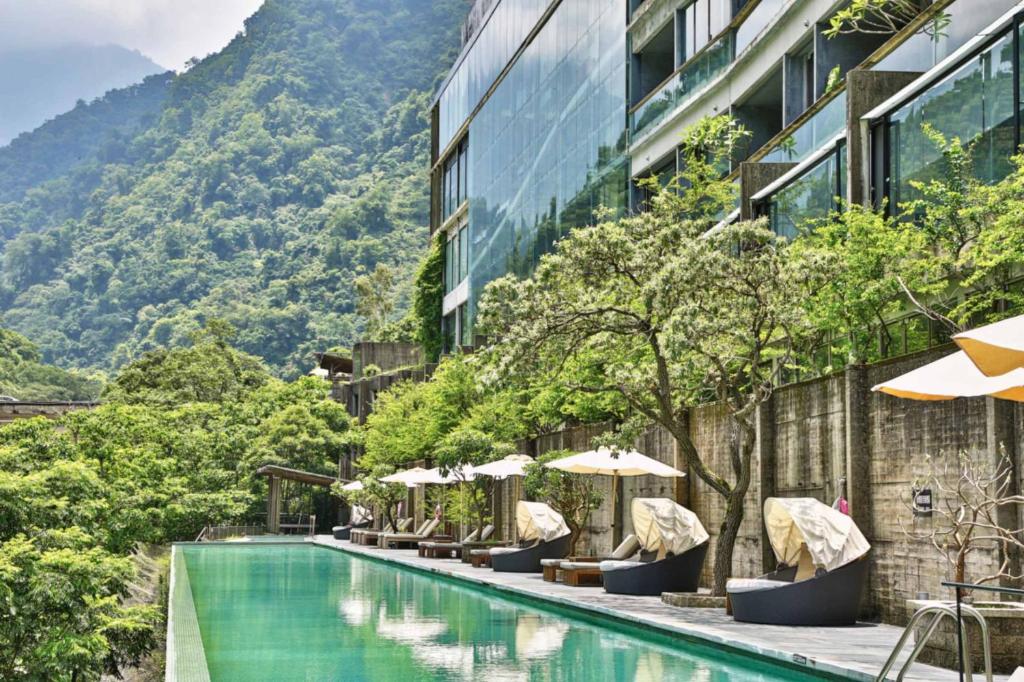 온센 파파와카의 럭셔리한 실내 수영장 전경