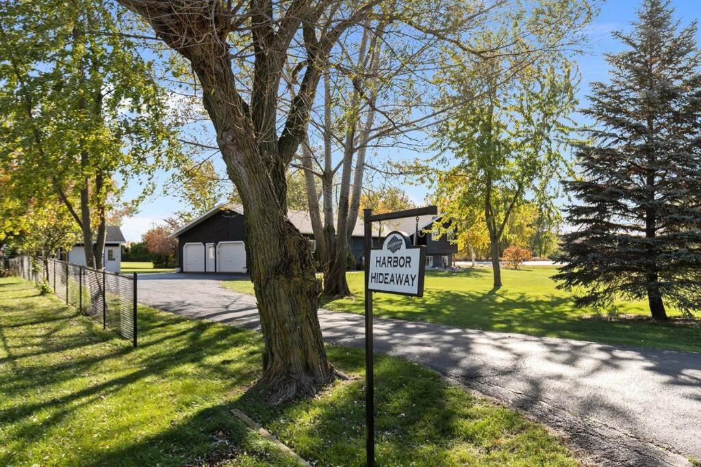 The Harbor Hideaway, Van Dyne