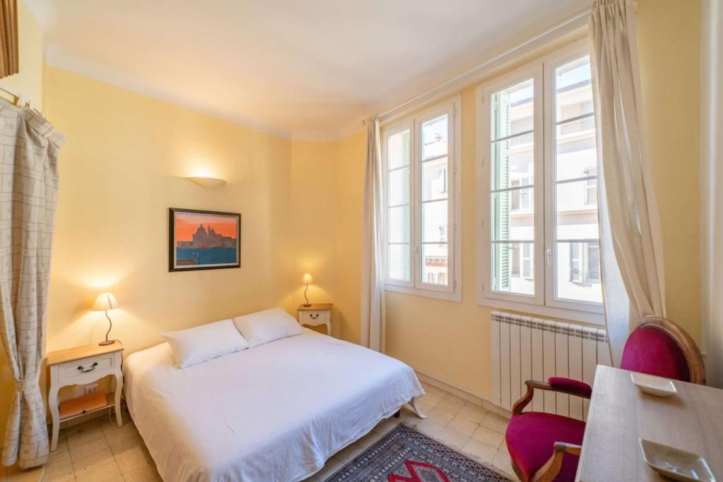 Cozystay 1669 Old Port View Elegant 3-Bedroom Apartment - 5