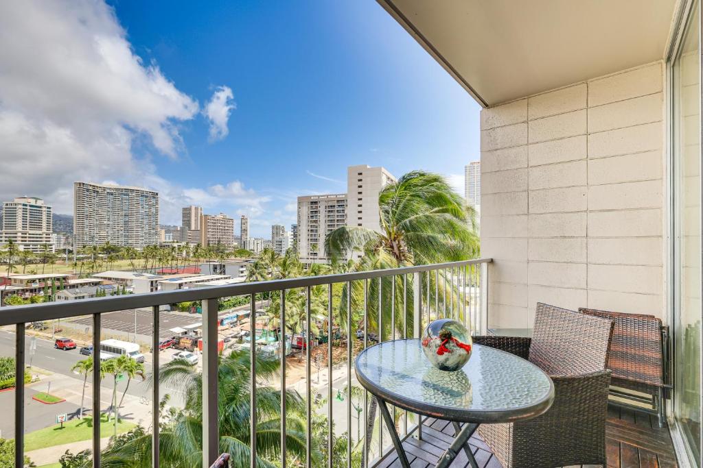 Honolulu Condo with Private Lanai Walk to the Beach, Honolulu
