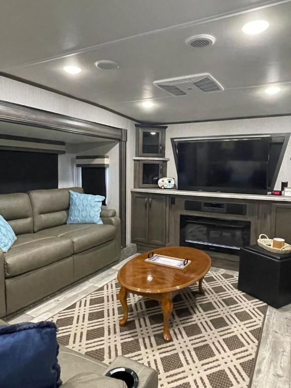 Glamping at its best-sleeps 6 with golf cart, River Ranch