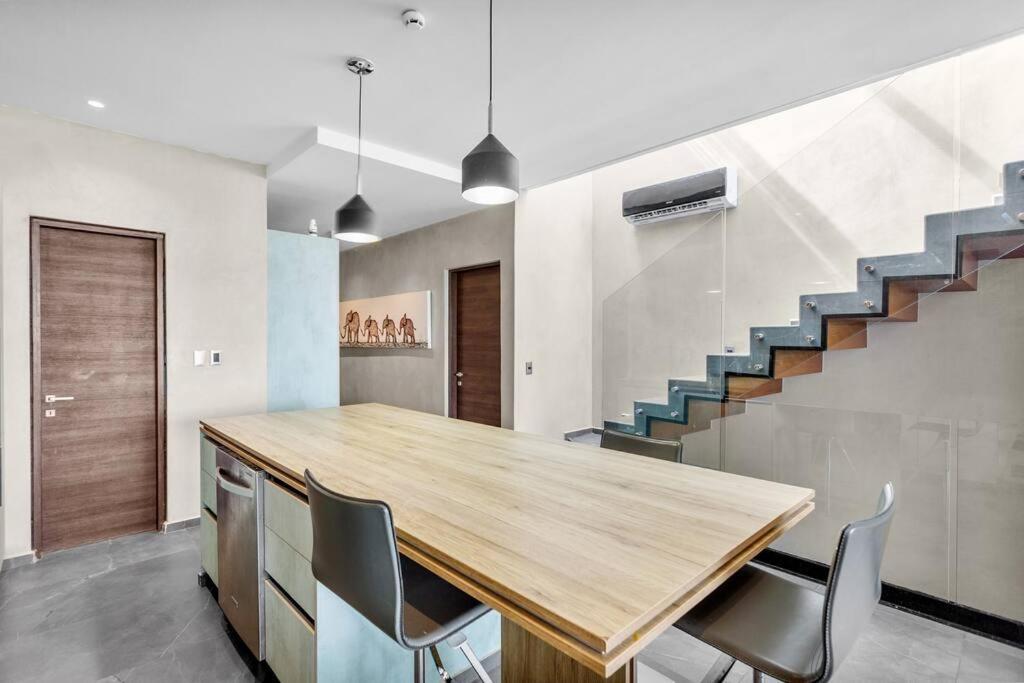 Kite 5 Bed, Self Checkin, Pool, Sleep 14 in Great Neighborhood - 4