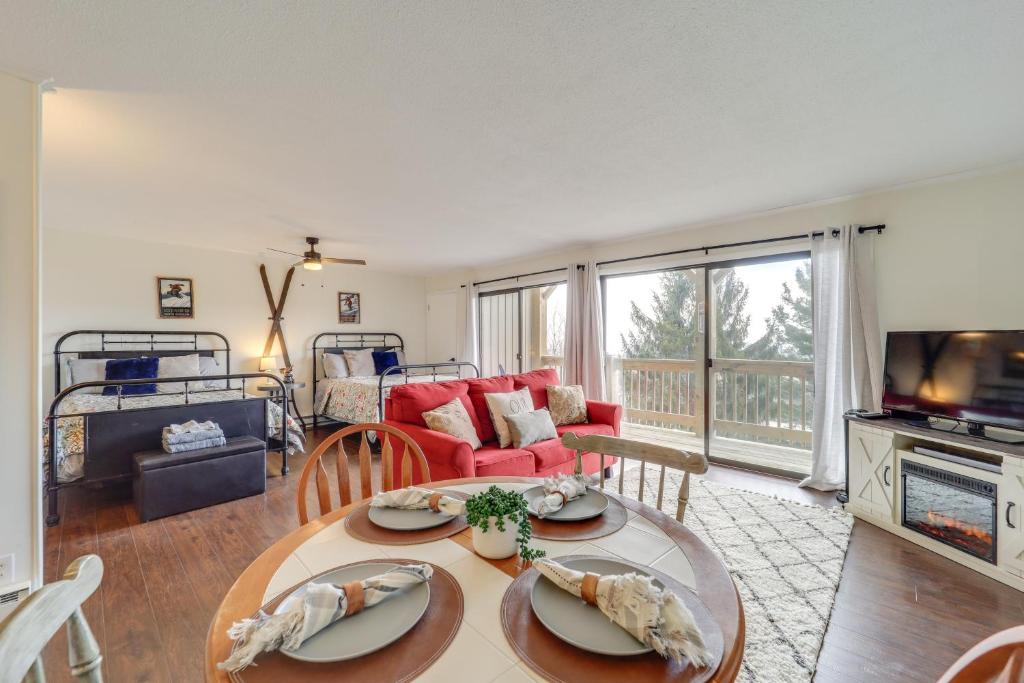 Beech Mountain Studio with Balcony Less Than 1 Mi to Skiing!, Beech Mountain