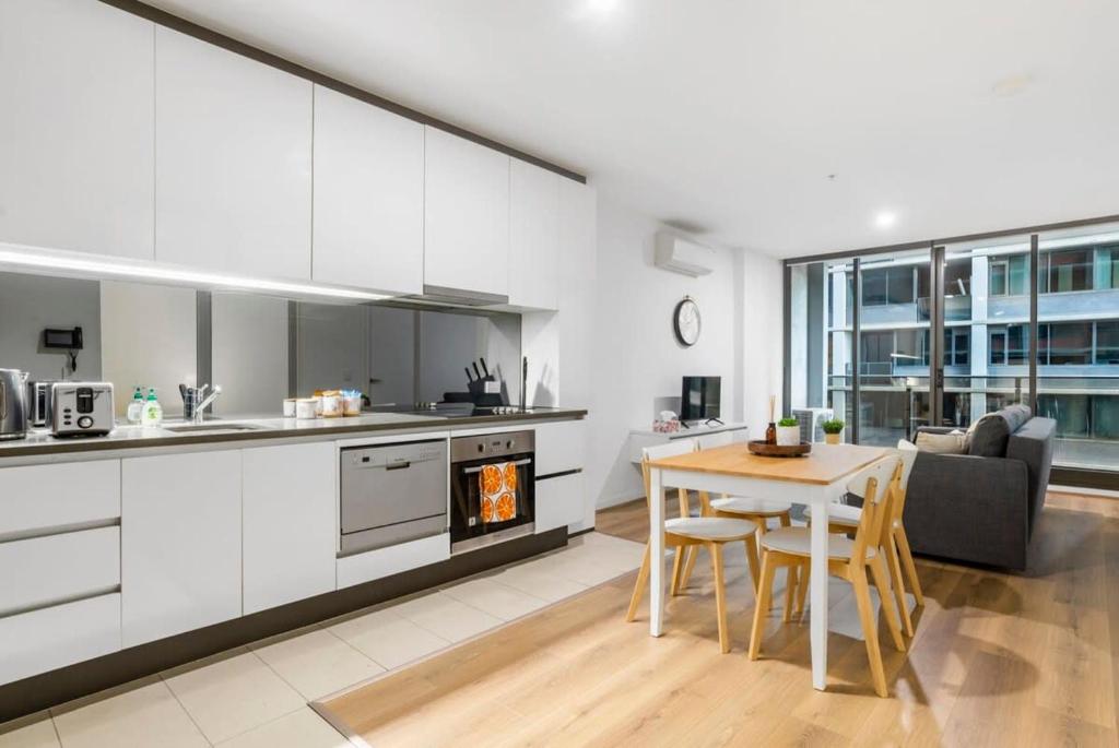 Charming 2BR Apartment with Free Parking, Melbourne