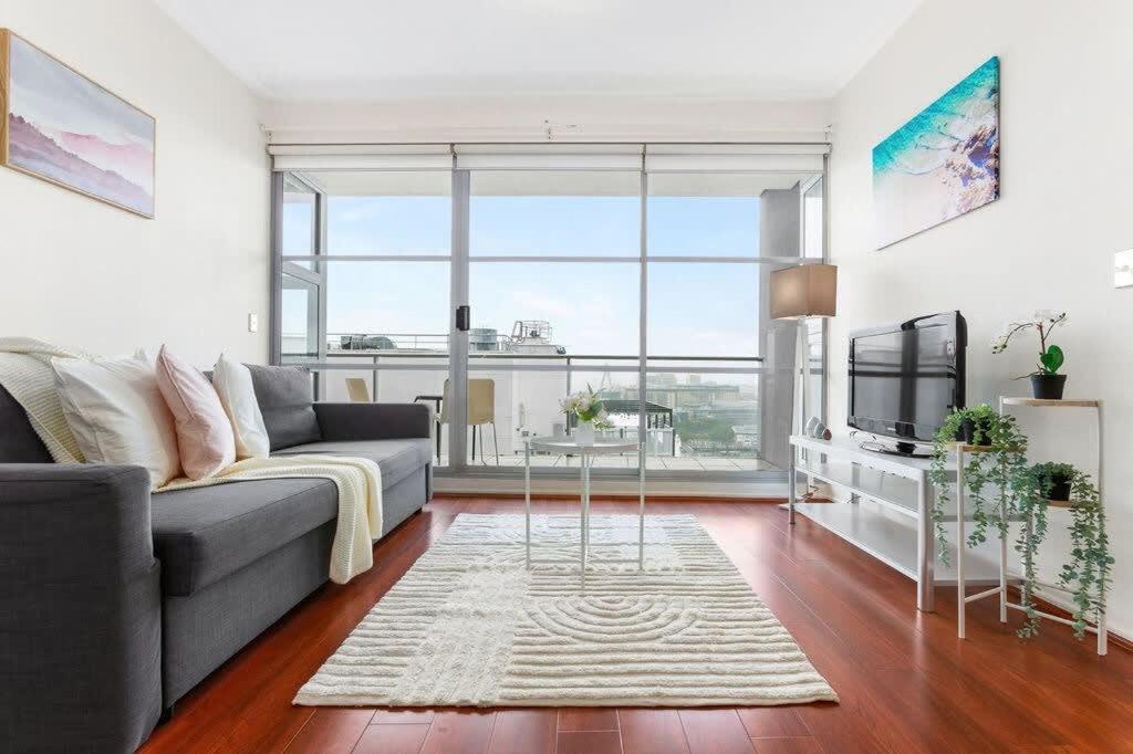 A Comfy & Spacious 2BR Apt Harbour View, Sydney