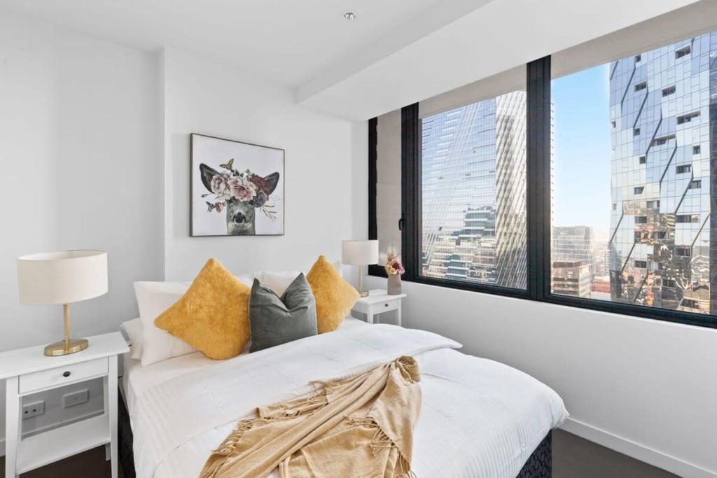 A 2BR Apt with City Views Next to Southern Cross, Melbourne