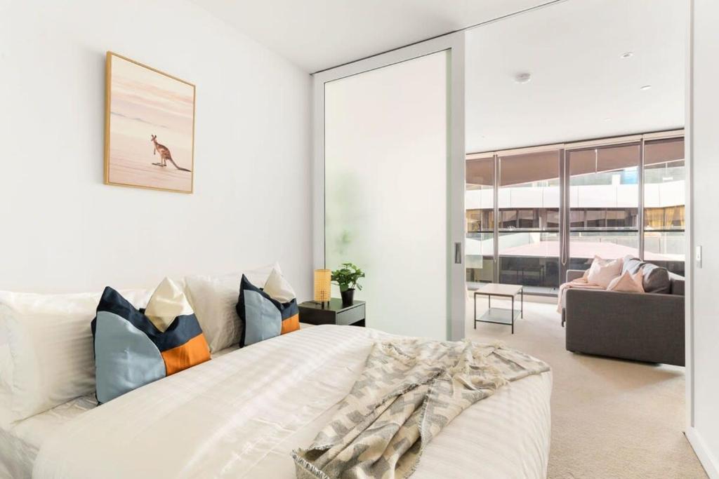 Stylish & Modern 2BR Apt Near Victoria Market, Melbourne