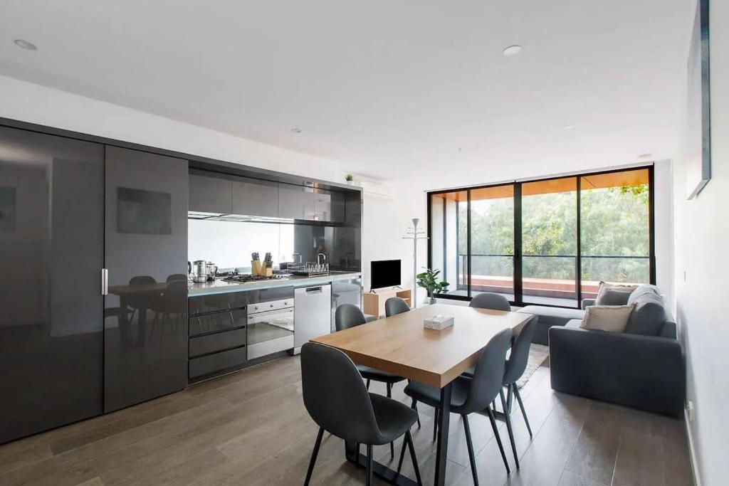 A 3BR Apt Next to Melbourne Zoo FREE Parking, Melbourne