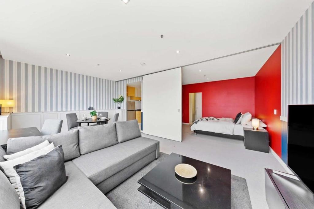 Comfy CBD Apt in QV with City Views FREE Parking, Melbourne
