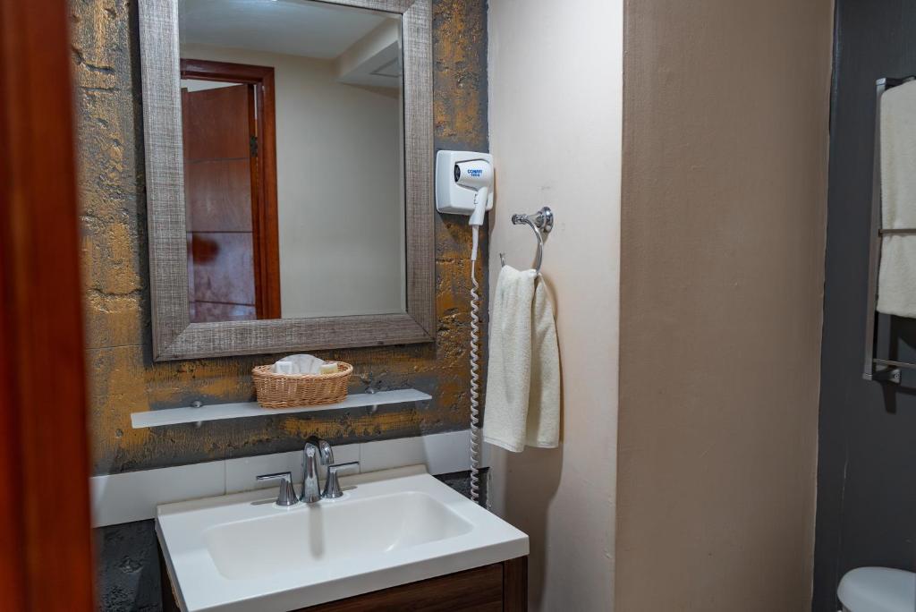 La Concha Beach Hotel & Club - 5