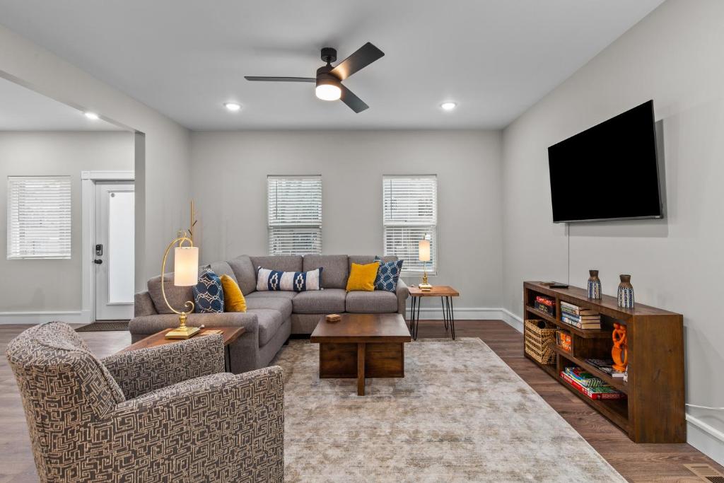 Uptown Elegant Escape | JZ Vacation Rentals, Tower Grove