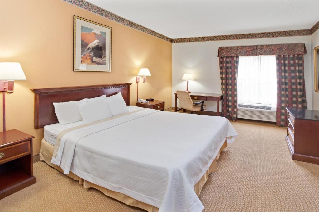 Days Inn & Suites by Wyndham Harvey / Chicago Southland photo