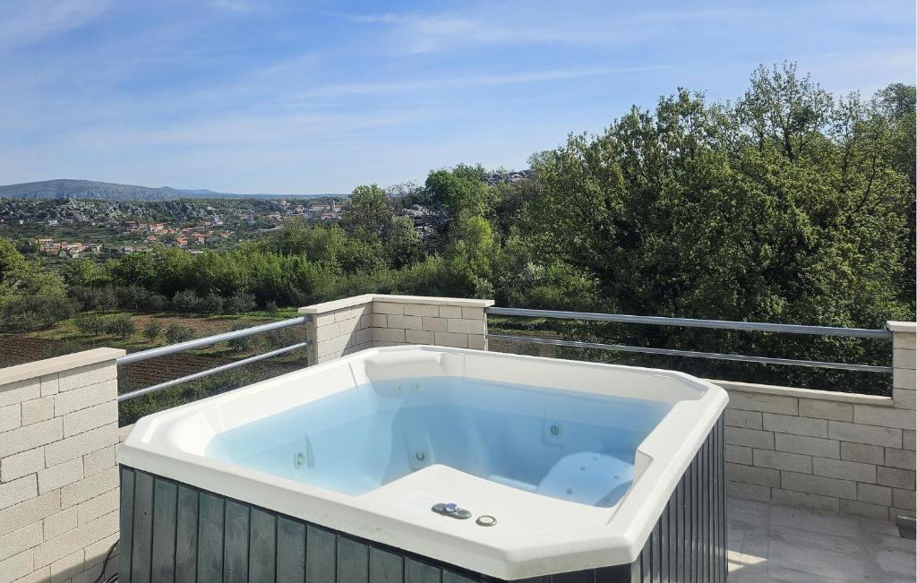 Lovely Apartment In Kucice With Wifi, Kučiće