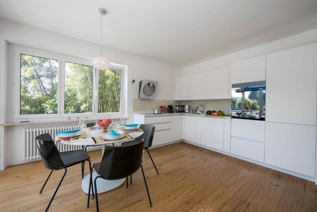 Charm Apartment with Balcony and Parking - Happy Rentals - 3