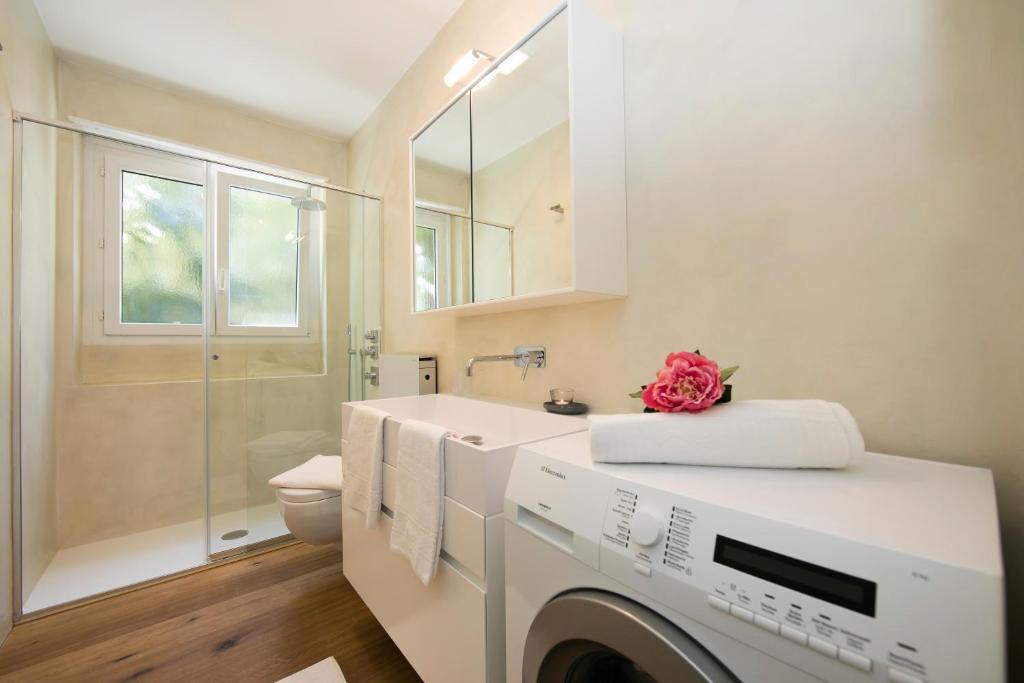 Charm Apartment with Balcony and Parking - Happy Rentals - 5