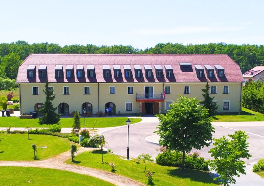 Hotel Dvorac Jurjevec，位于Lekenik的酒店