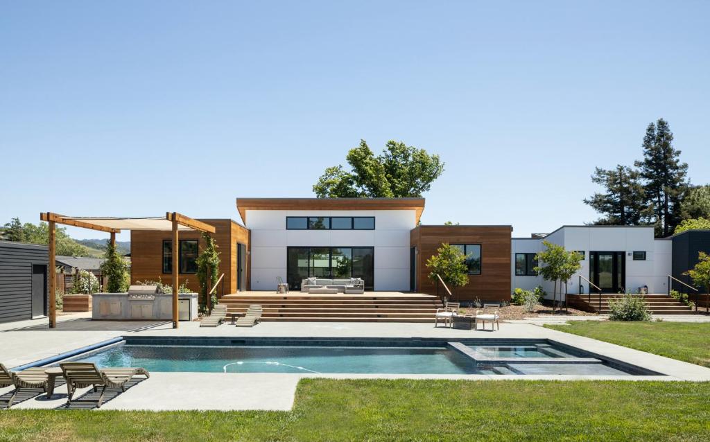 Year-Round Heated Pool - Hot Tub - Fire Pit - Lawn, Kenwood