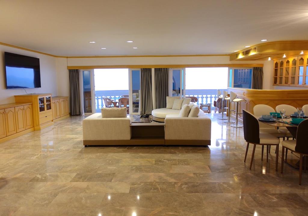 Spacious Seaview 3BR Apartment:Direct Beach Access, Pattaya North