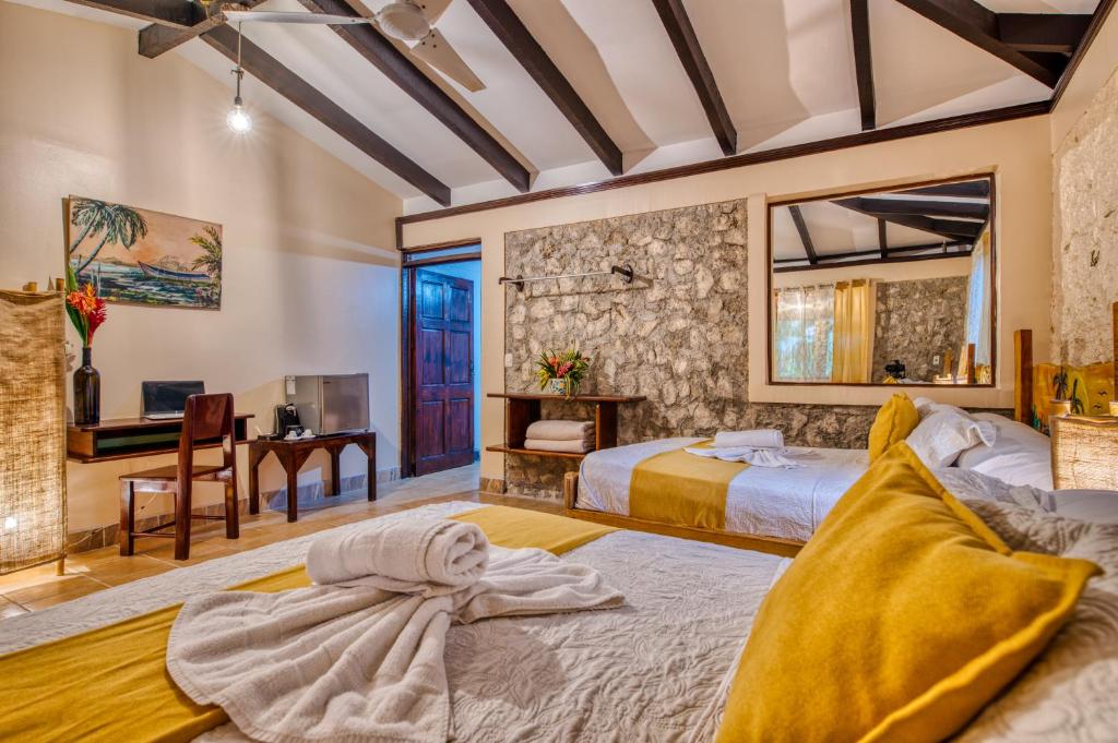 Atlantida Lodge