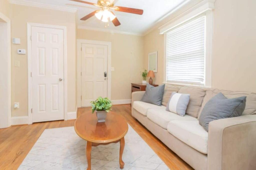 Large BnB - The White House & Cottage, Columbus