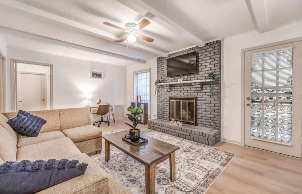 10 from U of Memphis & Airport- Pinecrest Perch, Memphis