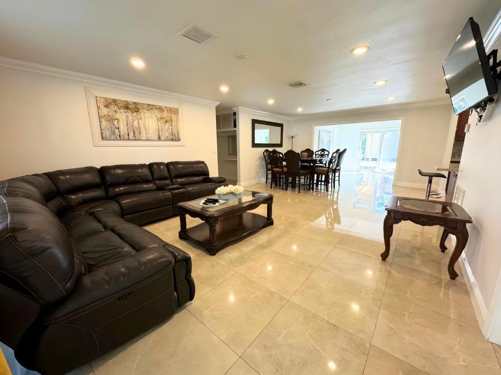 Spacious 4/4 Home Central To All Attractions, Hollywood