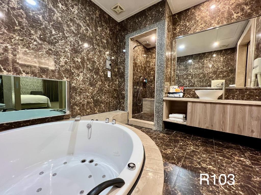 Shower, Cigar Motel in Tainan