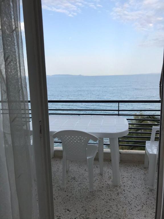 N N, Agioi Theodoroi