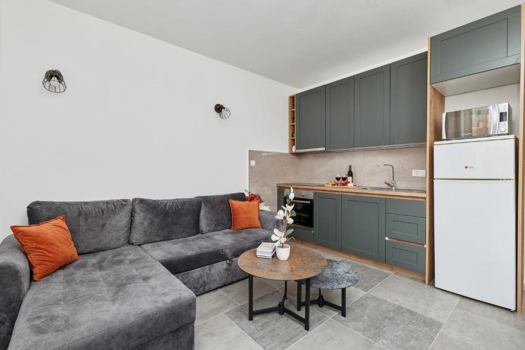 Apartment Hill with Free Garage Spot - 4