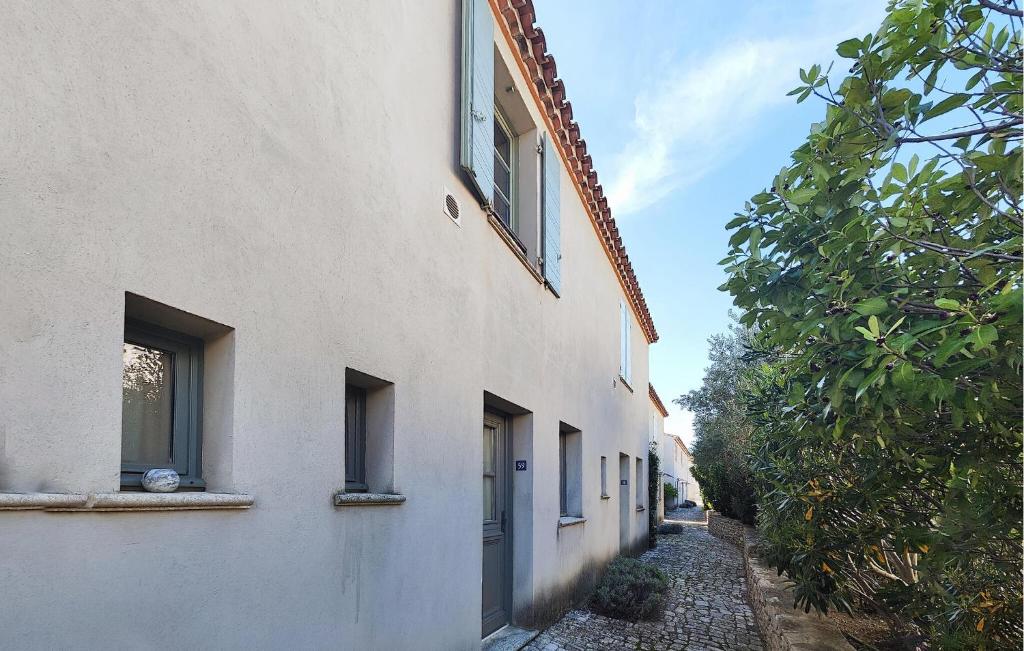 Maison In Saintlaurentdelacabrerisse avec Cuisine Holiday home in