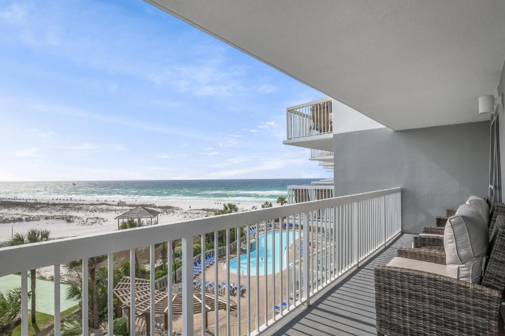 Balcony/terrace, Pelican Beach Resort by Colasan in Destin (FL)