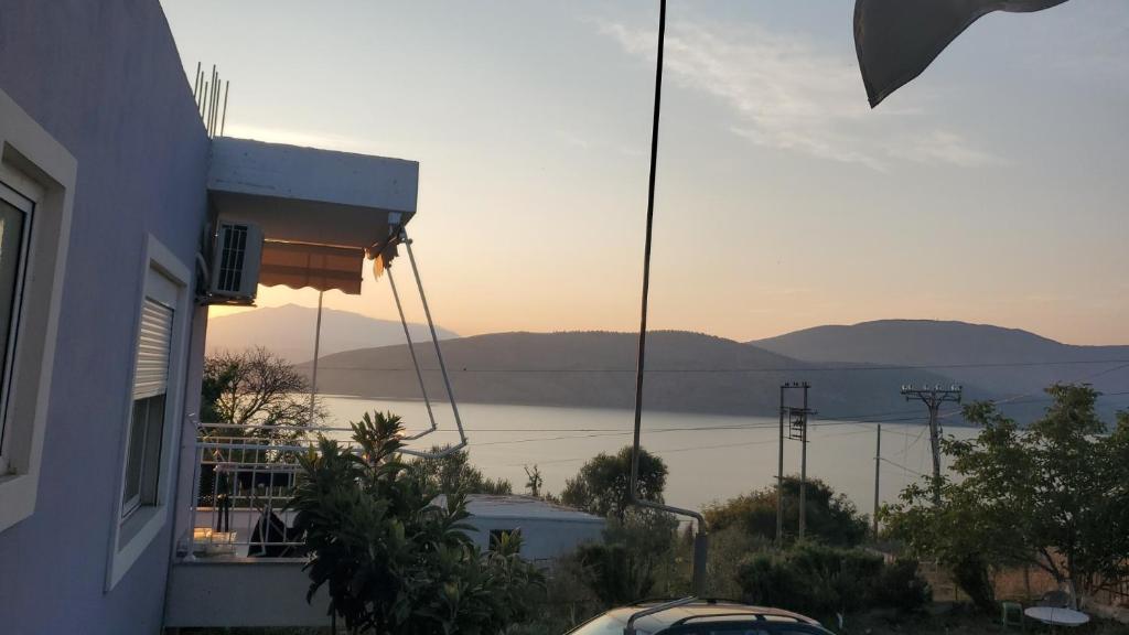 Mirror Hill, Sarandë