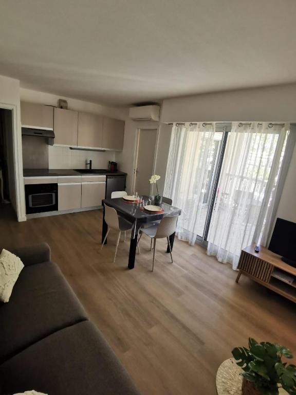 Appartement privé à 50 m de la mer, résidence avec piscine - 2