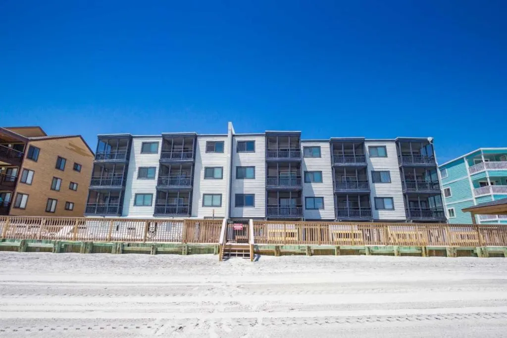 Ocean Breeze Beachfront Condo, Newly Renovated, hotel in Myrtle Beach