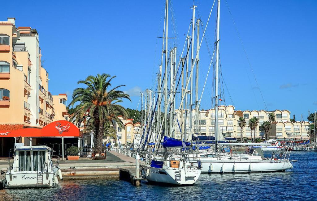 Lovely Maison In Saintlaurentdelacabrerisse avec Cuisine Holiday