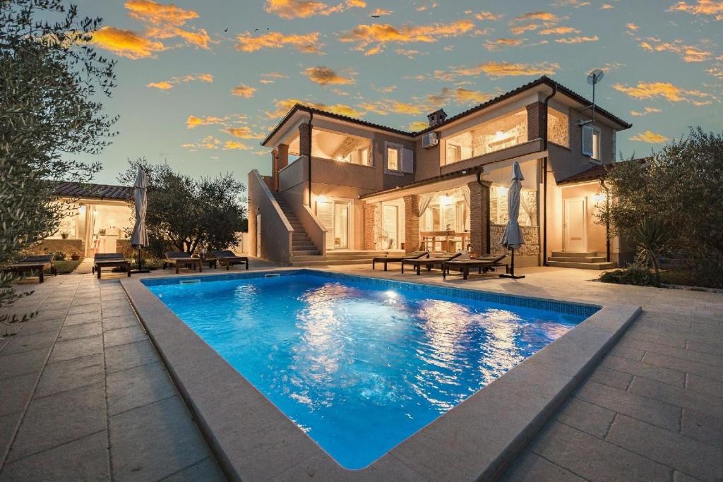 Ferienhaus mit Privatpool für 8 Personen ca 220 qm in Peruski, Istrien Bucht von Raša, Peruški