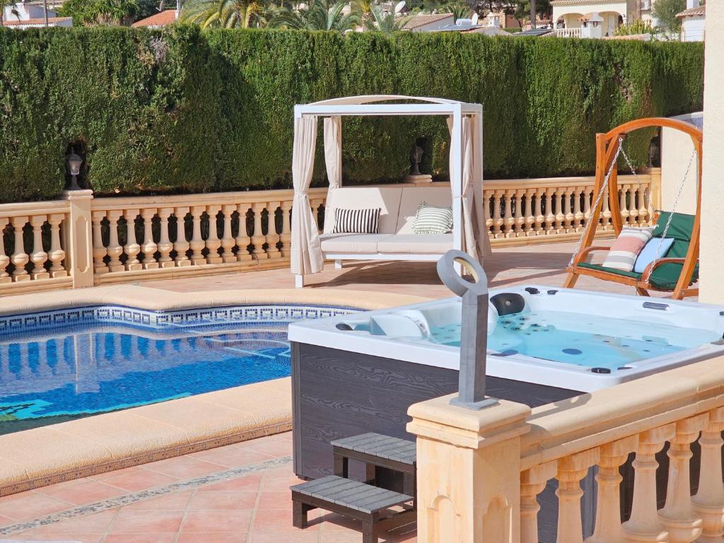 Luxury Villa - pool, hot tub, aircon, TVs, home cinema, office, Gbit Internet, sports equipment - 3