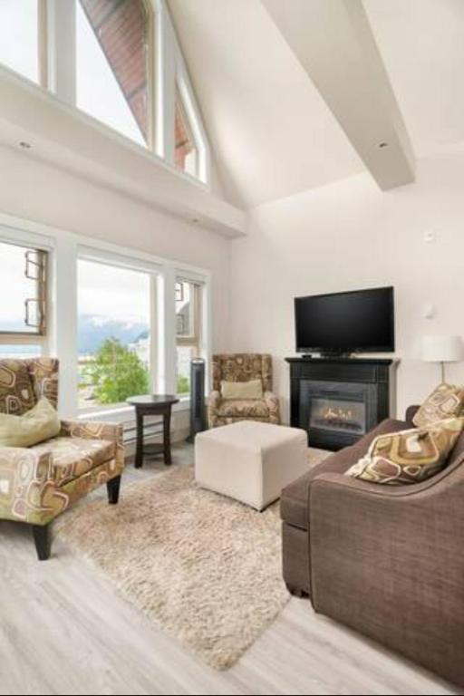 Lakeview Splendor- 7BR Penthouse Bliss Combo unit, Harrison Hot Springs