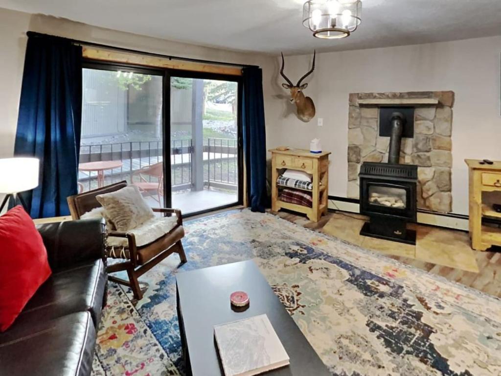 Stylish 2BR Home Near Skiing with Hot Tub Access, Breckenridge