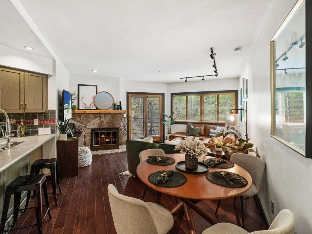 Gorgeous 1BR Steps From Lifts with Private Hot Tub, Park City