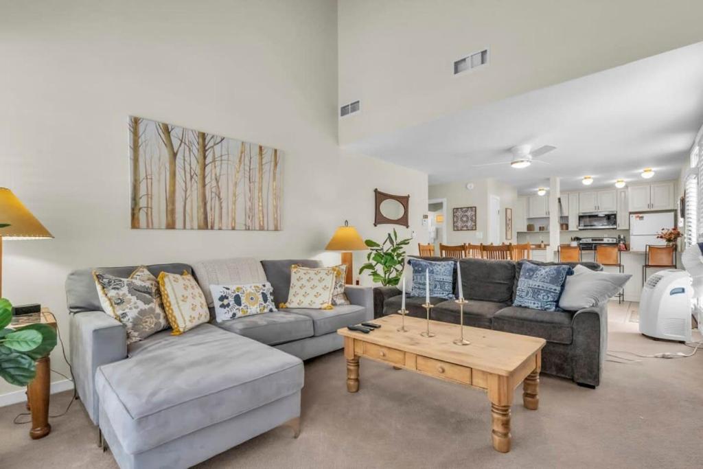 Bright 4BD Condo Minutes to Slopes, Park City