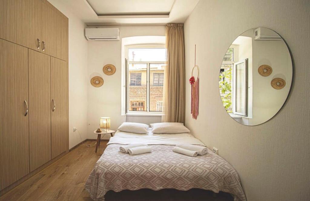 Cozy Studio Apartment In the Center - By Wehost, Tbilisi