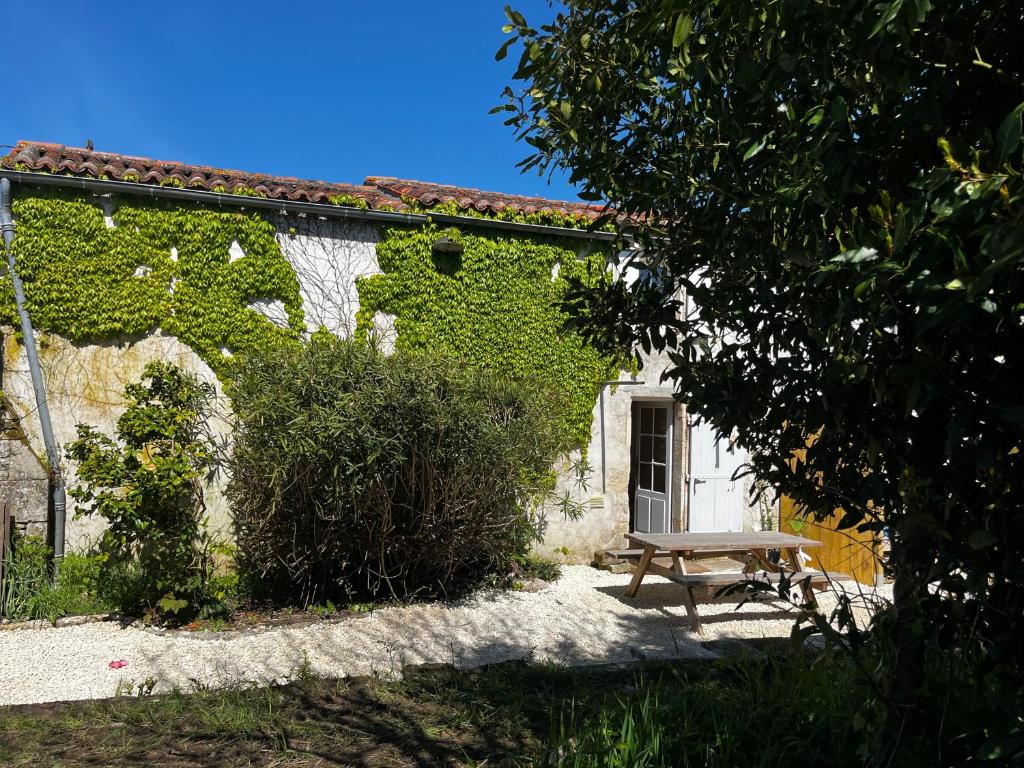 Gite avec extérieur, Pont-lʼAbbé-dʼArnoult