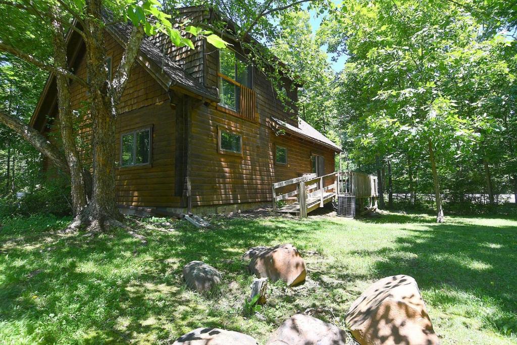 Lazy Bear Retreat - Wifi, Pet Friendly, Grill, Fire Pit, Fireplace, Deck, Golf, Hiking, Morton Grove