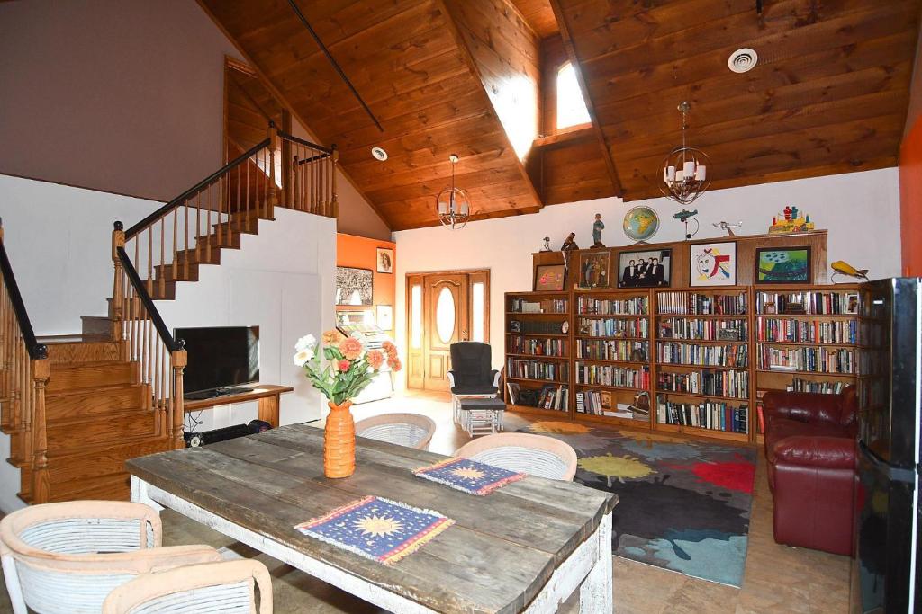 Mountain Meltdown - Pet Friendly, Grill, Wifi, Fire Pit, EV Station -Shared Space - Grill, Fire Pit, Covered Porch, Fountain Pond, Berkeley Springs