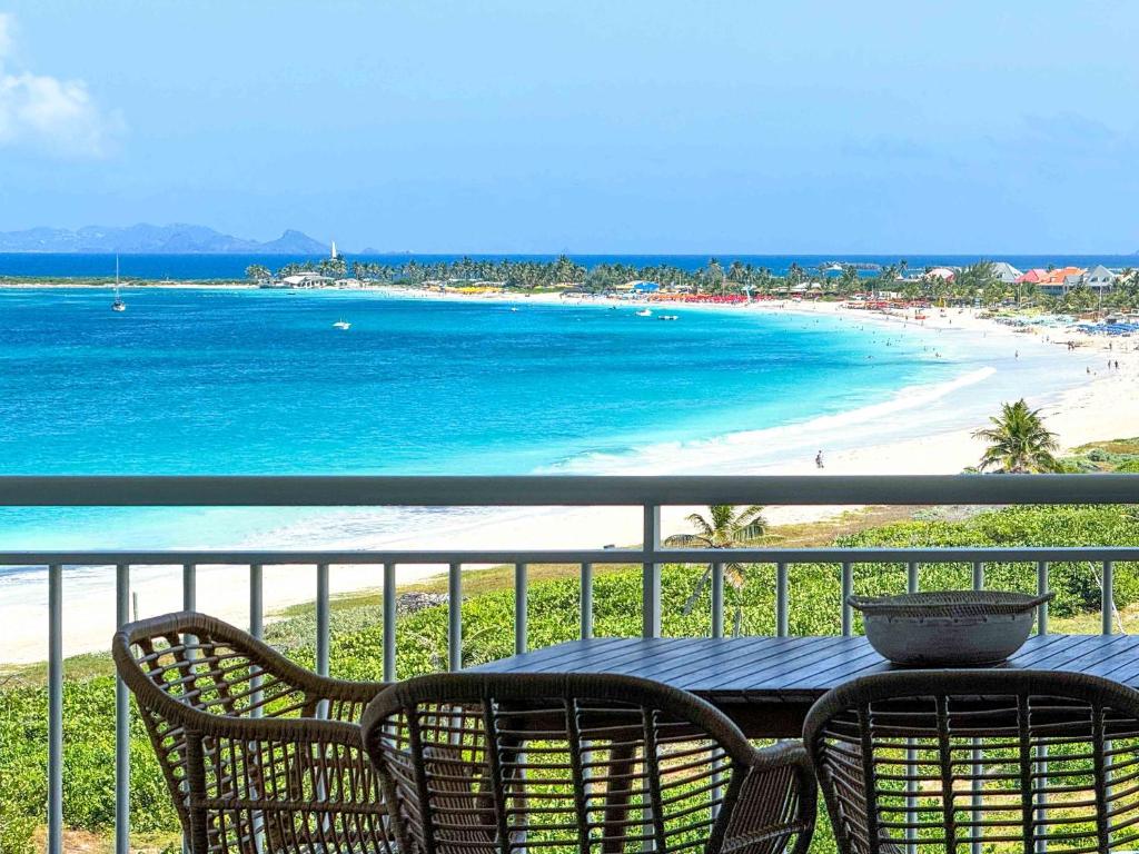 Top floor unit 520 ft2 - 48 m2 with stunning dominant view on ocean, St Barth, Orient Bay, Cul de Sac