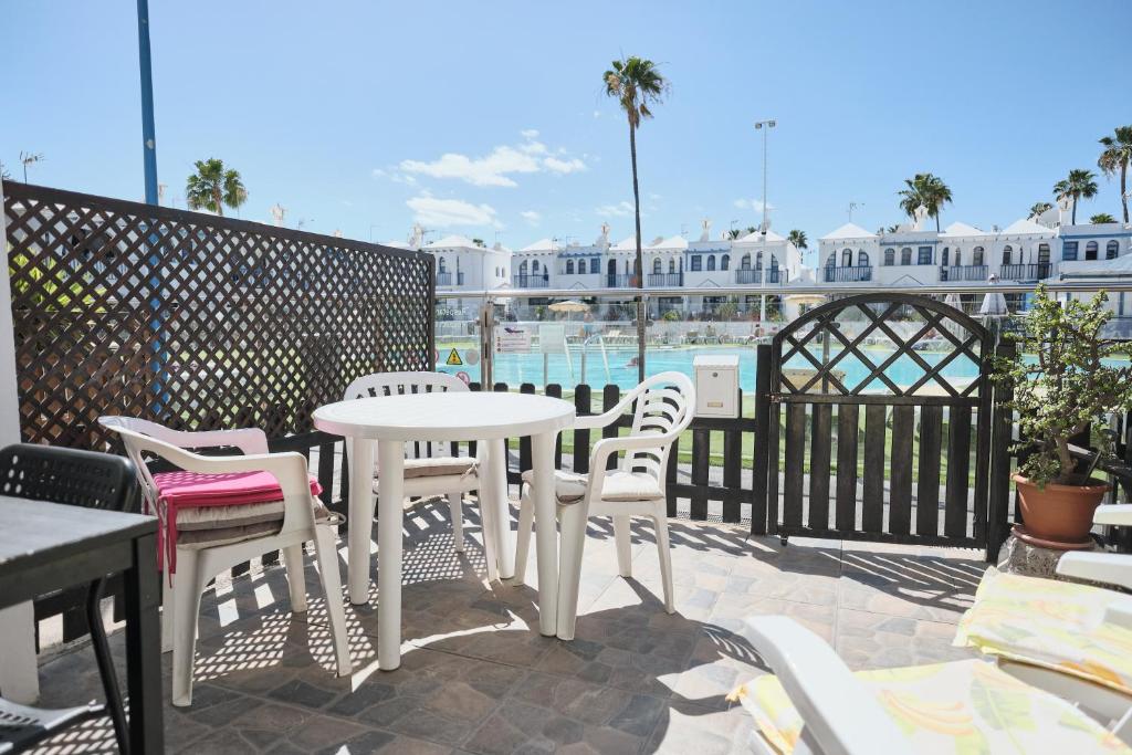 Delightful Bungalow Playmar: Comfort and Convenience in Maspalomas, Steps Away from Shopping Centers and Beaches - 1