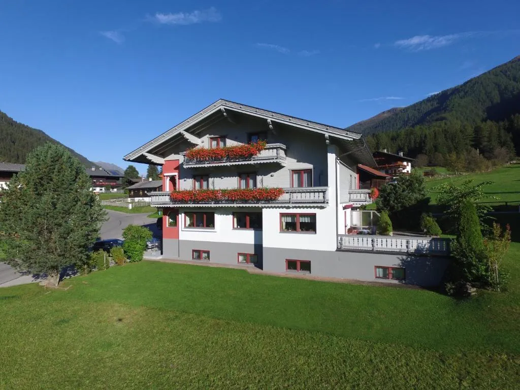 Hotel Garni Burger, hotel in Sankt Jakob in Defereggen