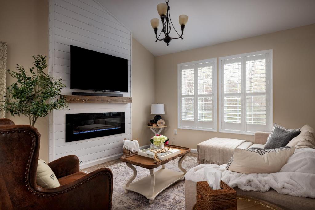 The Mountain View Cottage - Deck and Firepit 6 Mins To River! Perfect For Families