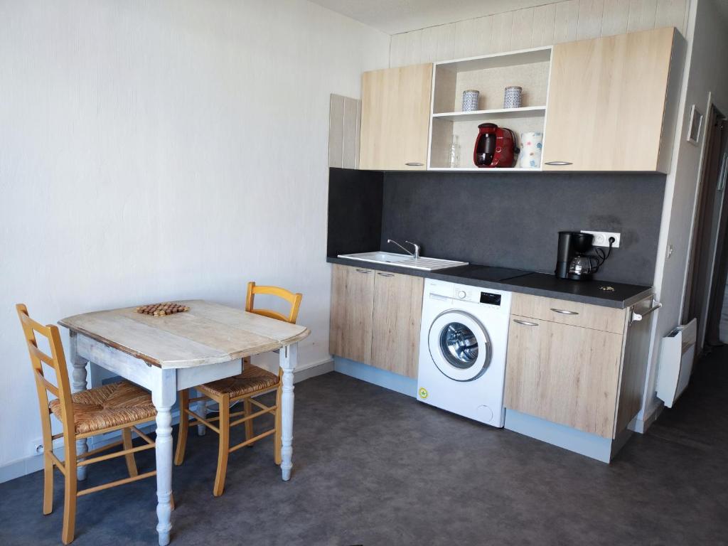Studio Cabine Rénové, Terrasse et Parking, à 500m de la Plage - FR-1-776-61 - 3